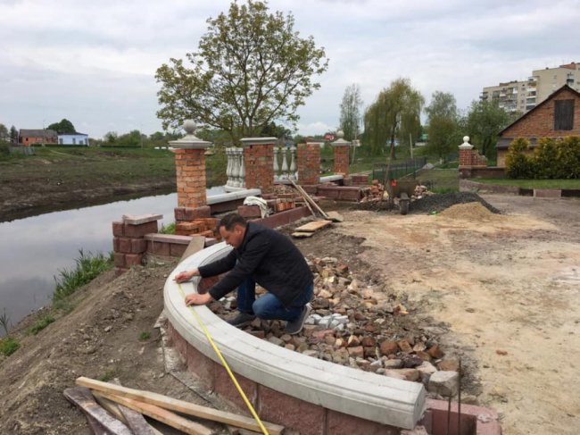 Волинянин подарував рідному місту власноруч облаштовану терасу