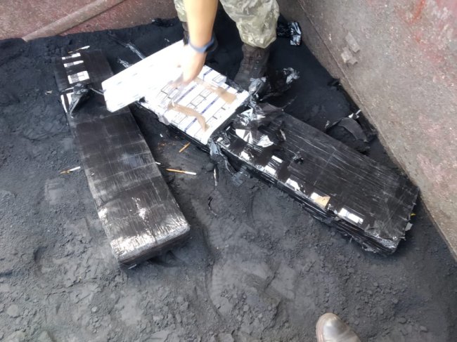 На кордоні з Польщею волинські прикордонники знайшли контрабанду цигарок у вагоні з рудою. ФОТО