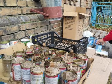 Волонтери на Волині виготовляють окопні свічки для військових. ФОТО. ВІДЕО