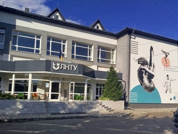 Біля луцького вишу з’явилися нові мурали