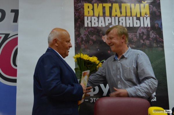 Головний редактор «Волинської газети» Володимир Данилюк вітає тренера із першою у його житті власною книгою