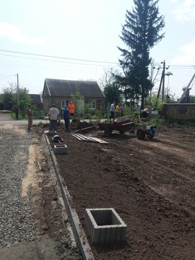 У селі під Луцьком облаштовують церковний сквер. ФОТО