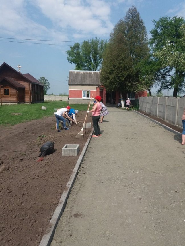 У селі під Луцьком облаштовують церковний сквер. ФОТО