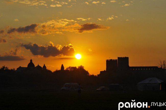 Красивий захід сонця на «Бандерштаті». ФОТО