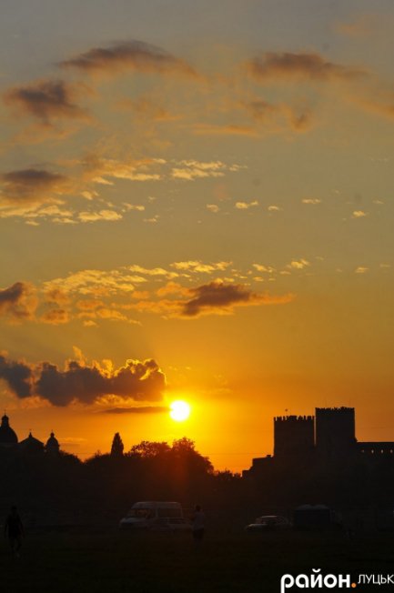 Красивий захід сонця на «Бандерштаті». ФОТО
