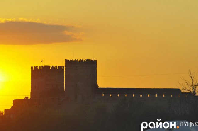 Красивий захід сонця на «Бандерштаті». ФОТО