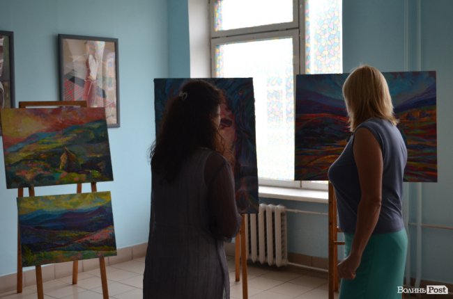 «Надихає саме життя»: у Луцьку відкрили яскраву виставку картин. ФОТО