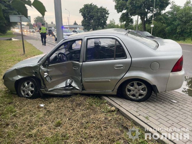 Поблизу Луцька внаслідок зіткнення автомобілів травмувалося двоє водіїв