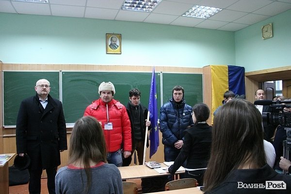 Луцьким школярам вручили прапор Європи. ФОТО