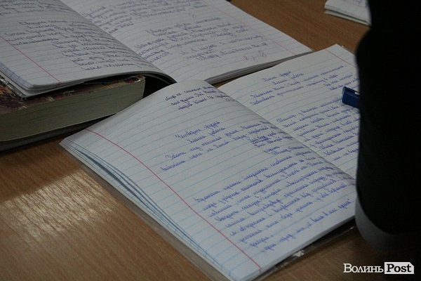 Луцьким школярам вручили прапор Європи. ФОТО