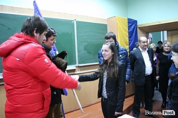 Луцьким школярам вручили прапор Європи. ФОТО