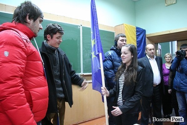 Луцьким школярам вручили прапор Європи. ФОТО