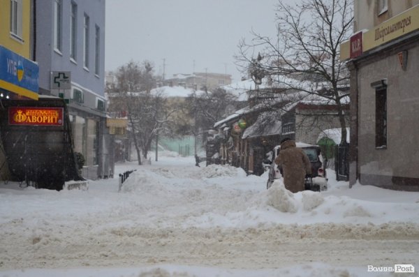 Як Луцьк замело снігом. ФОТО