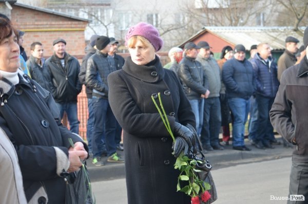 На будинку, в якому жив загиблий в АТО лучанин Віталій Махновець, відкрили пам’ятну дошку.ФОТО