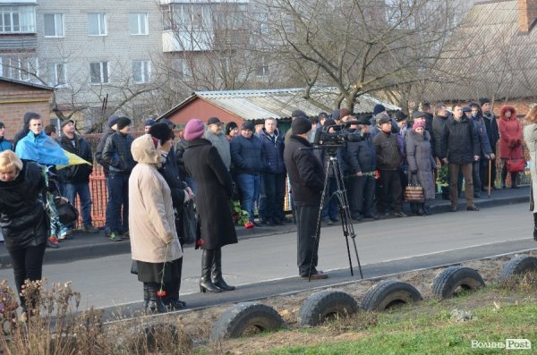 На будинку, в якому жив загиблий в АТО лучанин Віталій Махновець, відкрили пам’ятну дошку.ФОТО