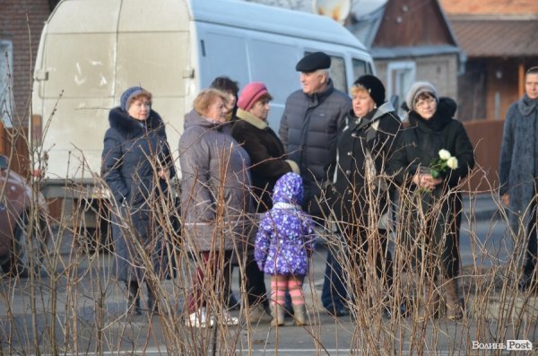 На будинку, в якому жив загиблий в АТО лучанин Віталій Махновець, відкрили пам’ятну дошку.ФОТО