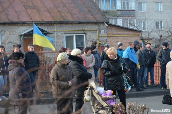 На будинку, в якому жив загиблий в АТО лучанин Віталій Махновець, відкрили пам’ятну дошку.ФОТО