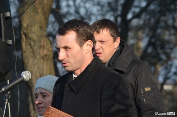 На будинку, в якому жив загиблий в АТО лучанин Віталій Махновець, відкрили пам’ятну дошку.ФОТО