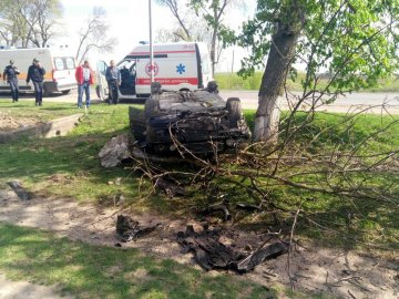 Поблизу Луцька перекинулася автівка, є потерпілі. ФОТО