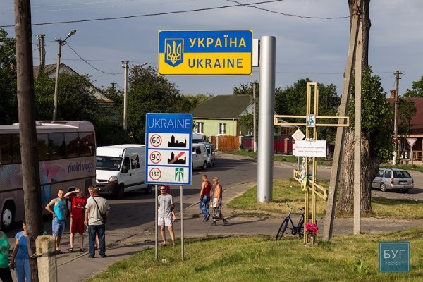 На «Устилузі» затримують автомобілі з однотипним товаром. ФОТО. ВІДЕО