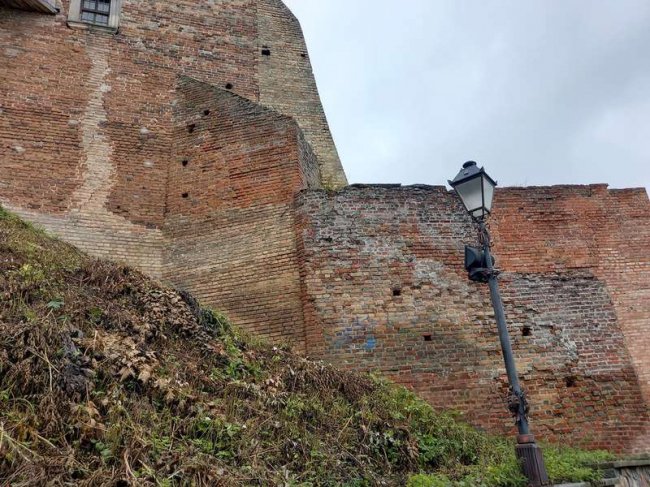 У Луцьку вандали розмалювали стіни замку Любарта: як вирішать проблему. ФОТО