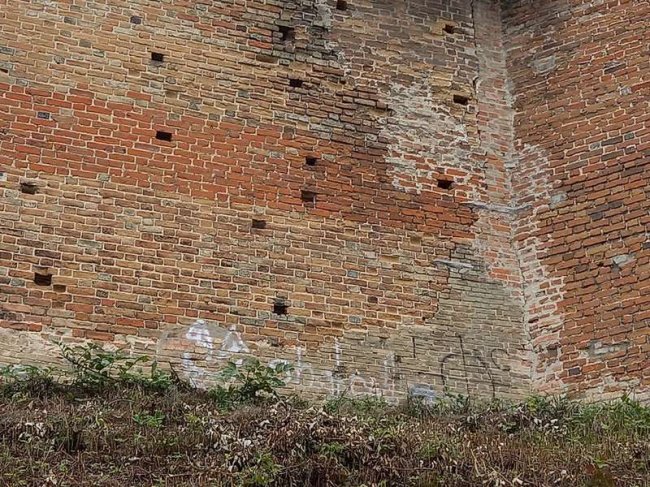 У Луцьку вандали розмалювали стіни замку Любарта: як вирішать проблему. ФОТО