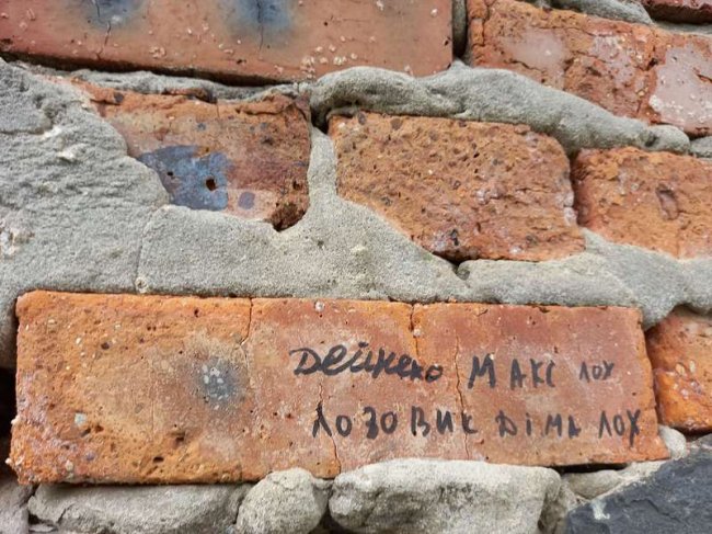 У Луцьку вандали розмалювали стіни замку Любарта: як вирішать проблему. ФОТО