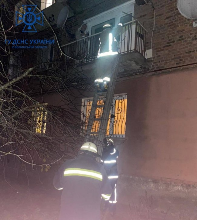 На Волині рятувальники допомогли дитині, яка зачинилась на балконі