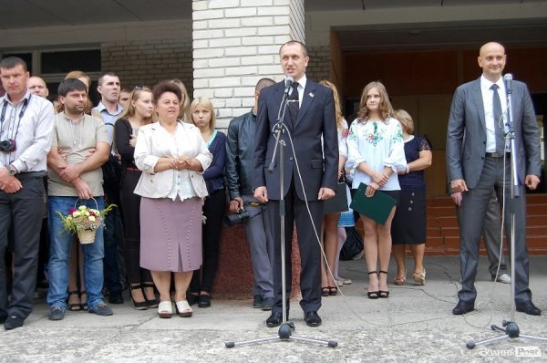 Луцькі депутати Яручик і Ткачук вітали першачків із Днем знань. ФОТО*