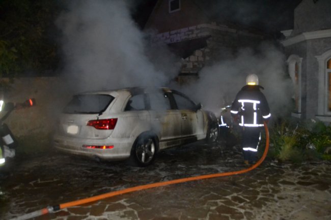 У Рівному вночі згоріла елітна автівка. ФОТО