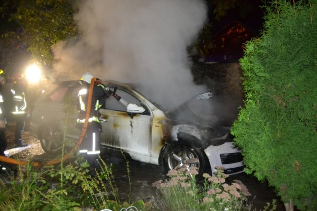 У Рівному вночі згоріла елітна автівка. ФОТО