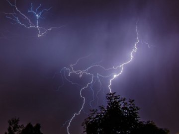 На Волині через влучання блискавки у будівлю сталася пожежа