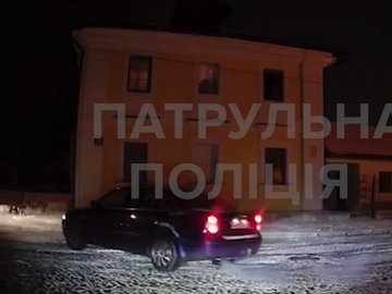Дрифтував на Замковій площі: у Луцьку покарали водія, який порушив ПДР