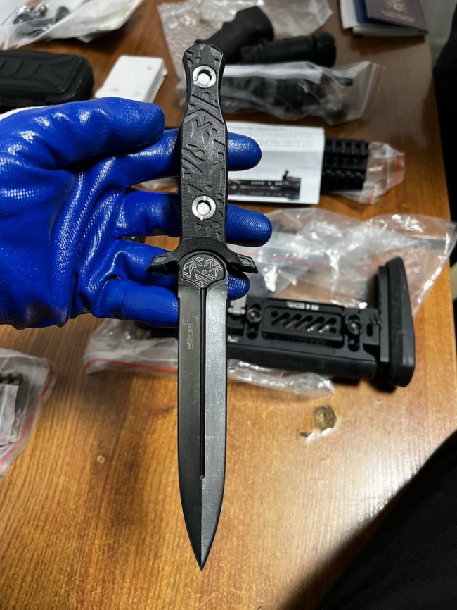 Через «Ягодин» пасажир автобуса намагався провезти 40 пігулок трамадолу та холодну зброю