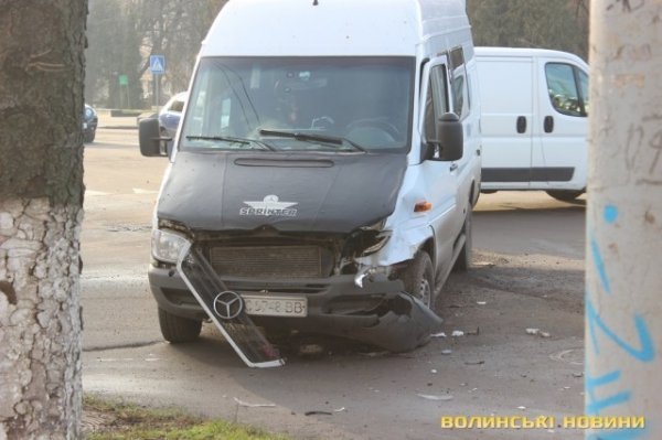 Аварія в Луцьку: зіткнулися бус і легковик. ФОТО