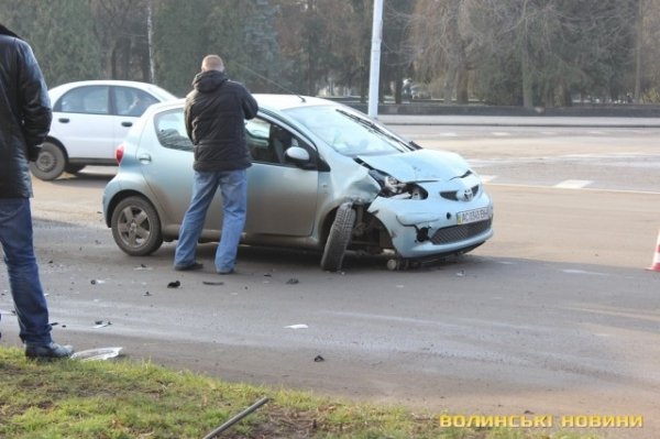 Аварія в Луцьку: зіткнулися бус і легковик. ФОТО