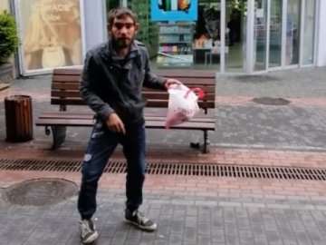 Як жебрак–псевдокаліка дурить людей у центрі Луцька. ФОТО, ВІДЕО