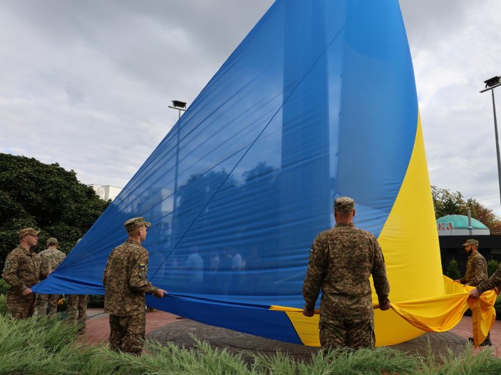 Як у Луцьку піднімали найбільший прапор Волині 