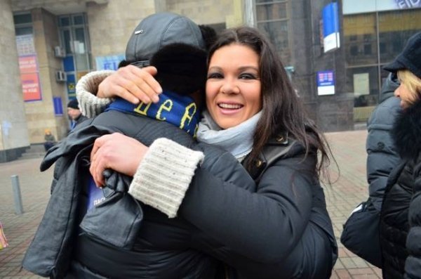 Волинські нардепи вийшли на Євромайдан і обіймалися з Русланою. ФОТО. ДОПОВНЕНО