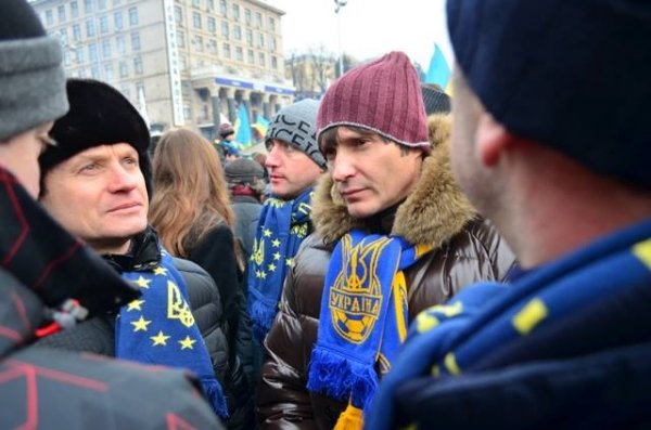 Волинські нардепи вийшли на Євромайдан і обіймалися з Русланою. ФОТО. ДОПОВНЕНО