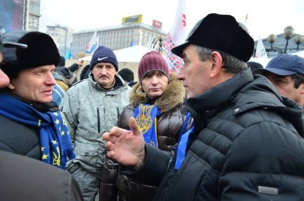 Волинські нардепи вийшли на Євромайдан і обіймалися з Русланою. ФОТО. ДОПОВНЕНО