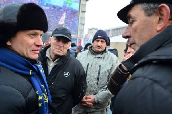 Волинські нардепи вийшли на Євромайдан і обіймалися з Русланою. ФОТО. ДОПОВНЕНО