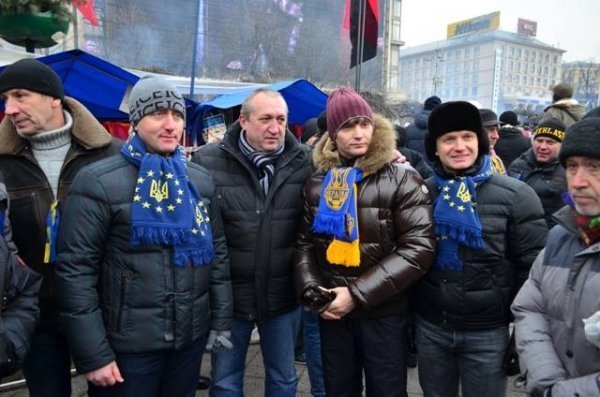 Волинські нардепи вийшли на Євромайдан і обіймалися з Русланою. ФОТО. ДОПОВНЕНО