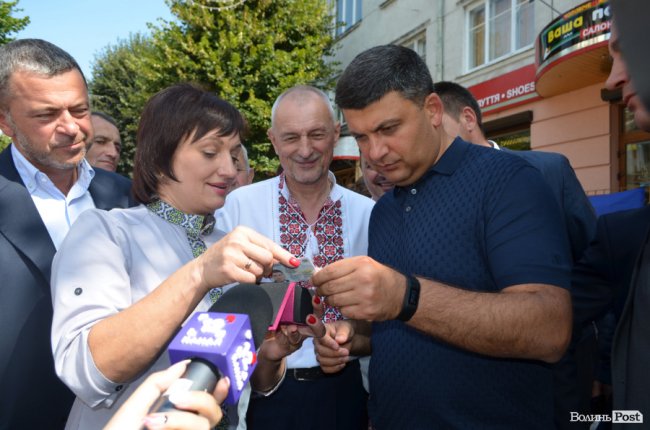 Щастя молодим та селфі-бум: як Гройсман гуляв центром Луцька. ФОТО