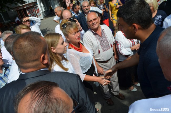 Щастя молодим та селфі-бум: як Гройсман гуляв центром Луцька. ФОТО