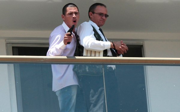 Зловмисник з пістолетом знаходиться на балконі 13-го поверху готелю Святого Петра в Бразиліа, погрожуючи підірвати жилет, нібито начинений вибухівкою, який він надів на одного зі співробітників готелю. Після переговорів він здався поліції (© Reuters)