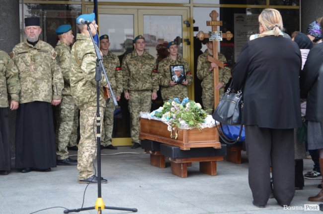«Він захищав не лише свою сім‘ю»: у Луцьку попрощалися з Героєм. ФОТОРЕПОРТАЖ