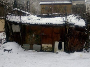 Поблизу Луцького замку муніципали виявили занедбані сараї. ФОТО