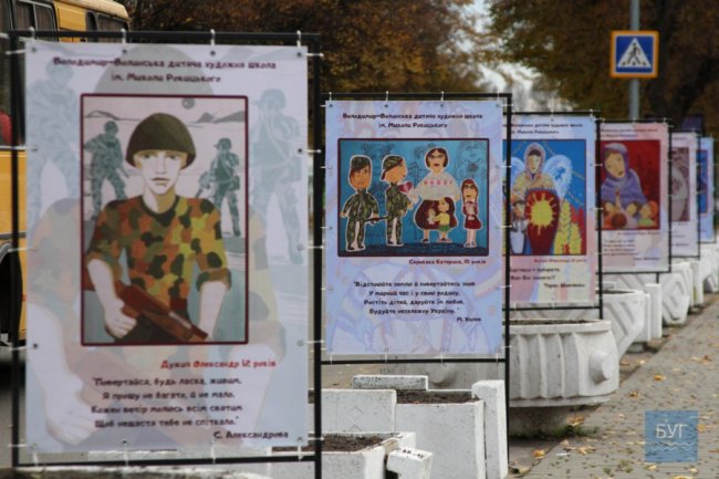 На площі у Володимирі-Волинському експонують художні роботи школярів. ФОТО