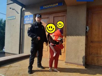 Волинські патрульні повернули мамі загублену дитину